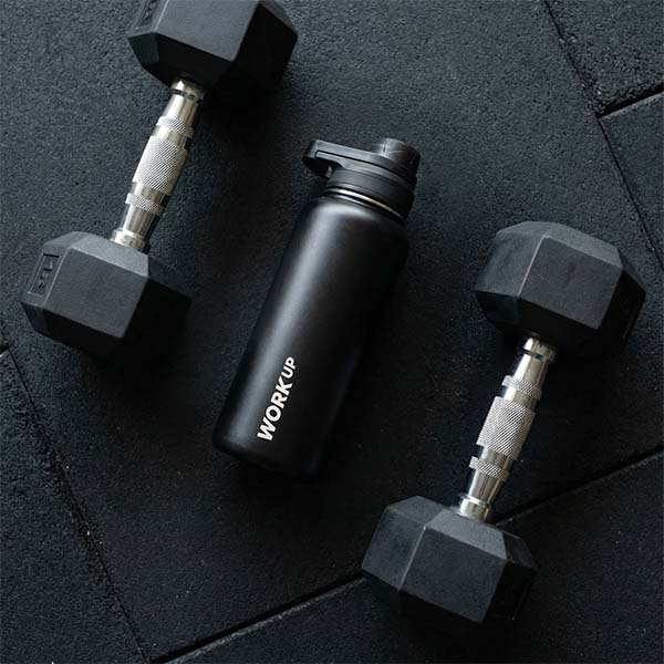 WORK UP-drikkeflaske på 950 ml ved siden af to store hexagon håndvægte.