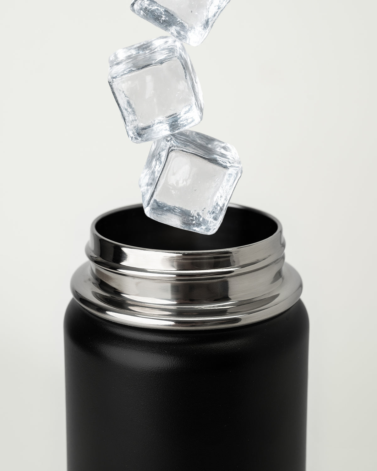 Isterninger hældes i drikkeflaske fra WORK UP, som har en stor og praktisk åbning.